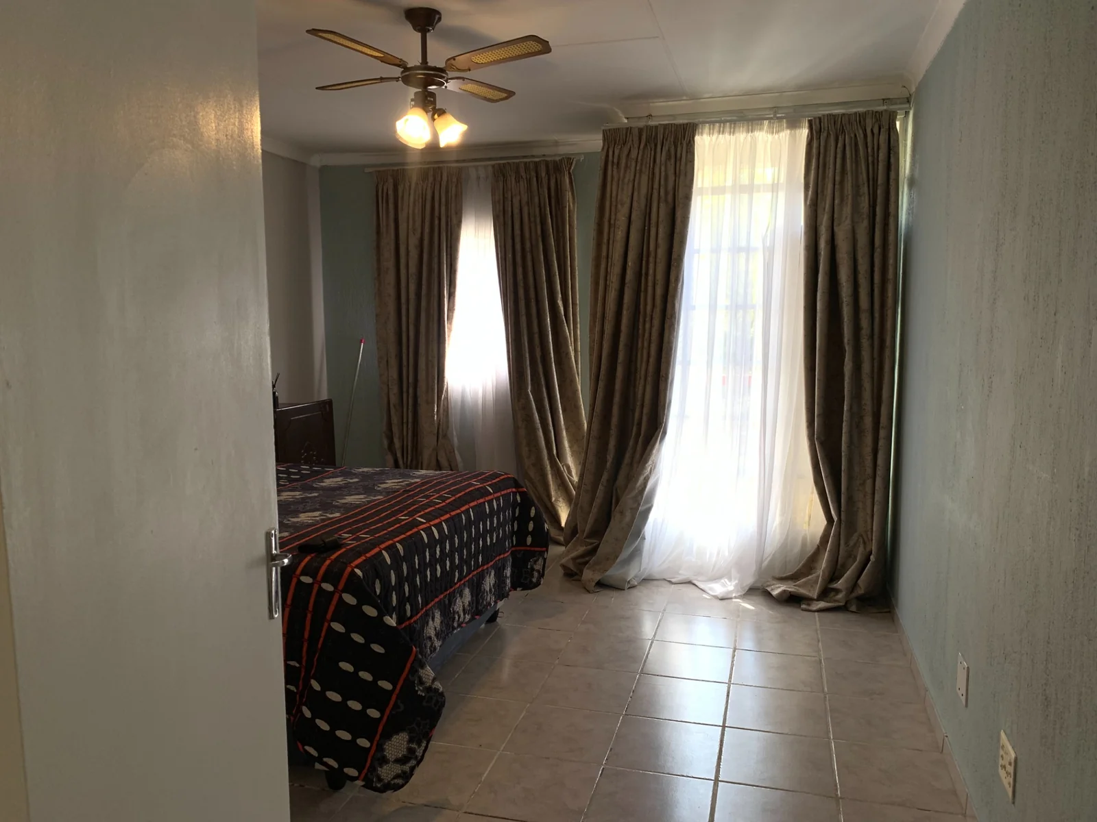 Spacious Corner Apartment in a Secure Complex – Ideal for Living or Investment