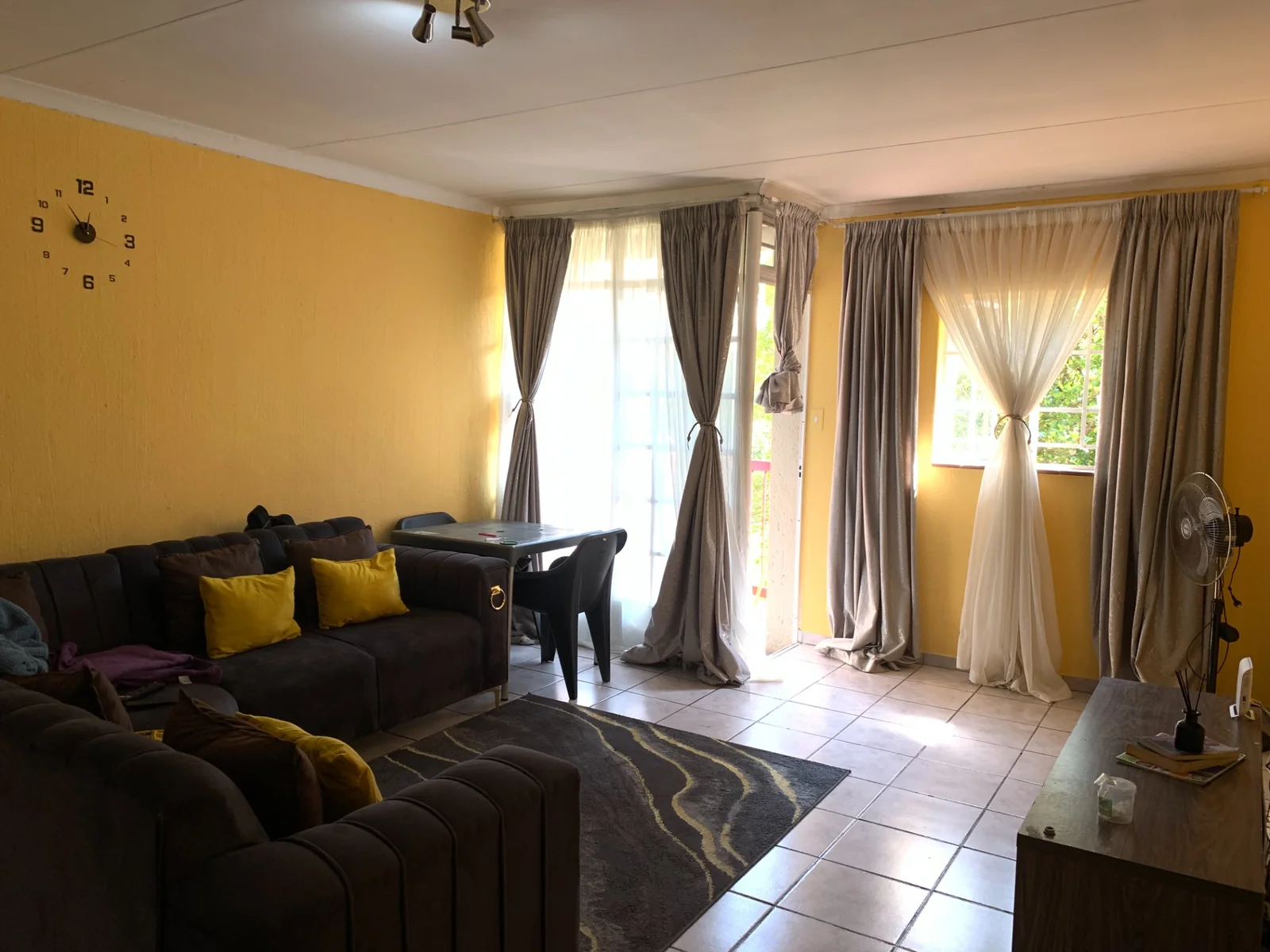 Spacious Corner Apartment in a Secure Complex – Ideal for Living or Investment