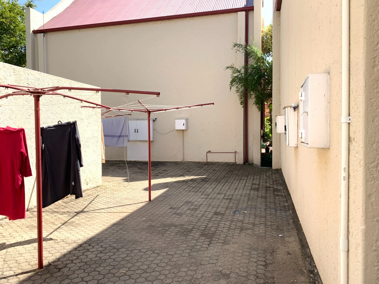 Spacious Corner Apartment in a Secure Complex – Ideal for Living or Investment