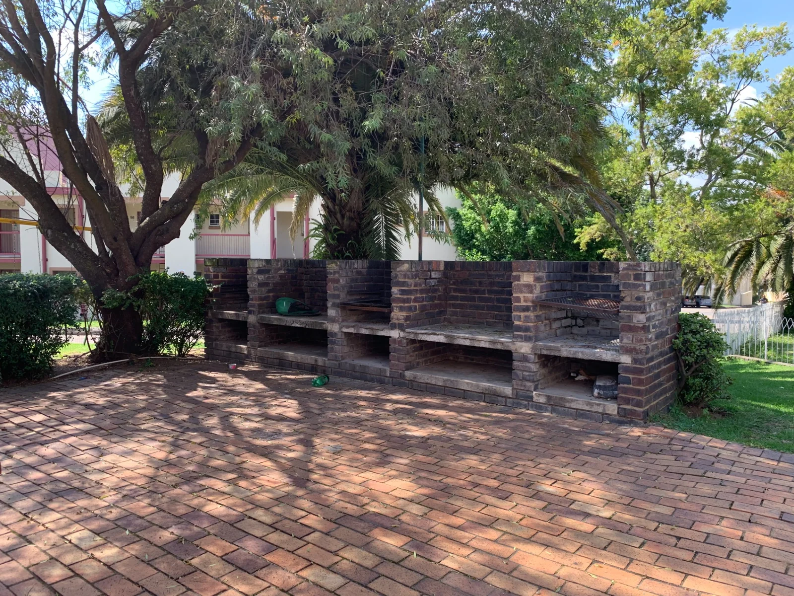 Spacious Corner Apartment in a Secure Complex – Ideal for Living or Investment