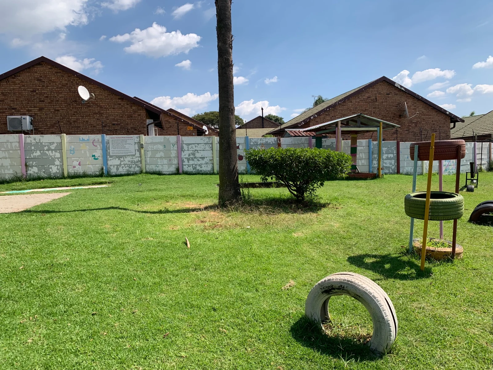 Spacious Corner Apartment in a Secure Complex – Ideal for Living or Investment