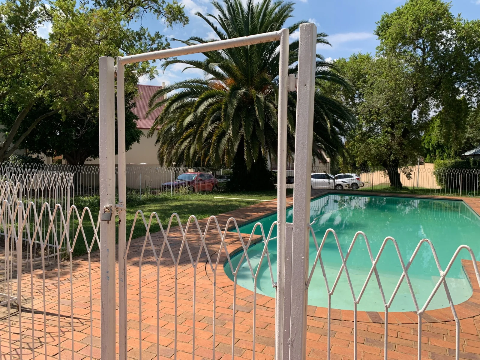 Spacious Corner Apartment in a Secure Complex – Ideal for Living or Investment