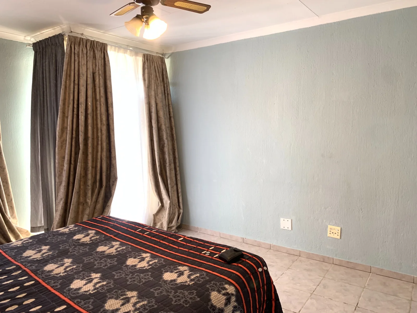 Spacious Corner Apartment in a Secure Complex – Ideal for Living or Investment