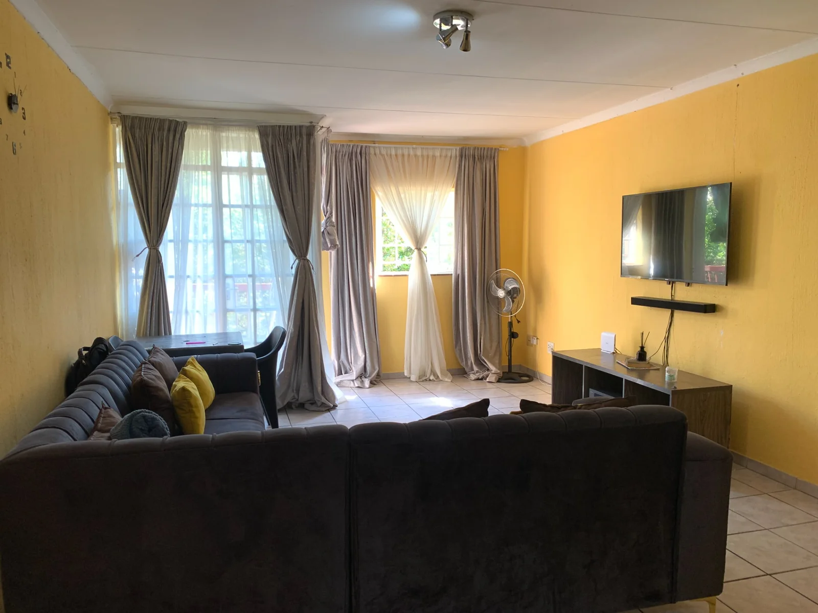 Spacious Corner Apartment in a Secure Complex – Ideal for Living or Investment