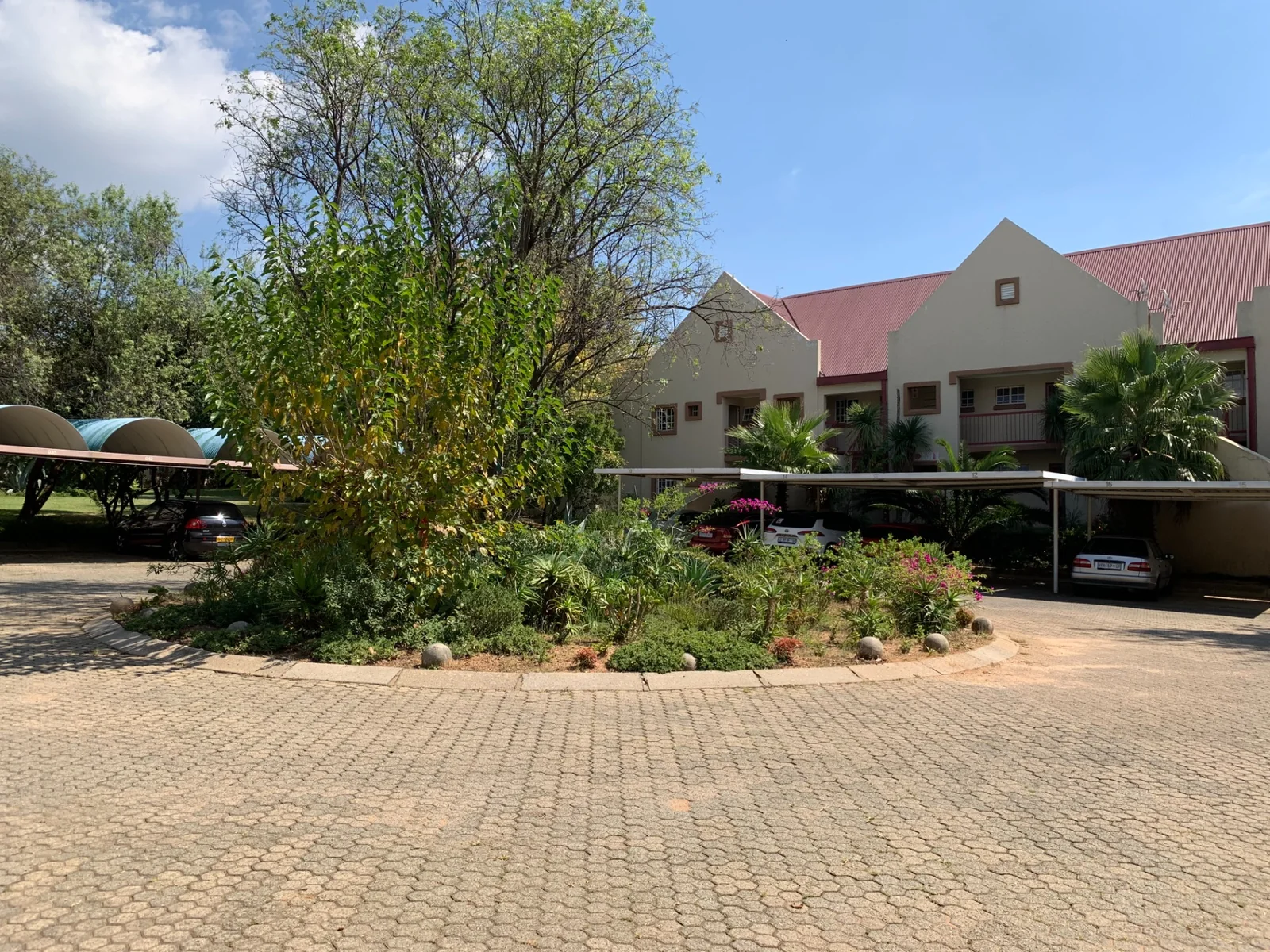 Spacious Corner Apartment in a Secure Complex – Ideal for Living or Investment