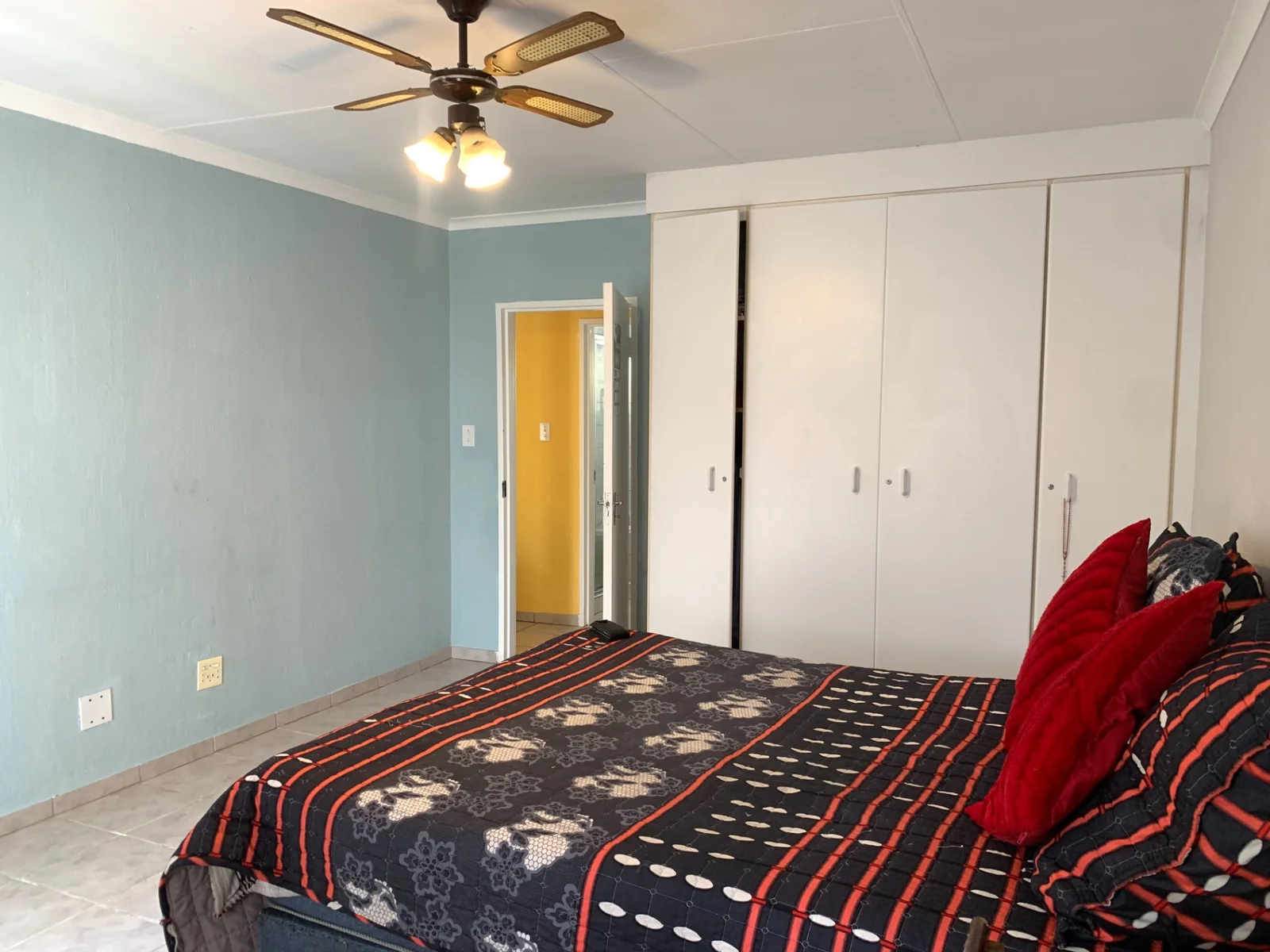 Spacious Corner Apartment in a Secure Complex – Ideal for Living or Investment