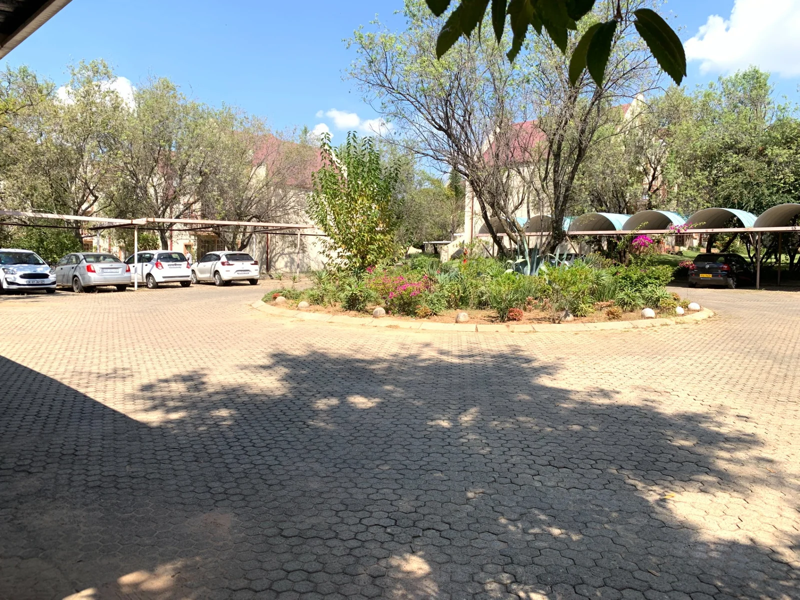 Spacious Corner Apartment in a Secure Complex – Ideal for Living or Investment