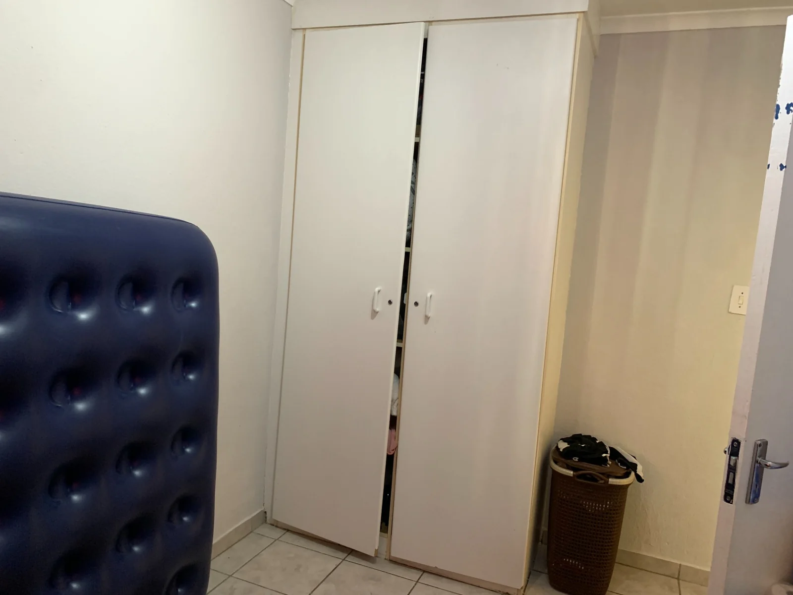 Spacious Corner Apartment in a Secure Complex – Ideal for Living or Investment