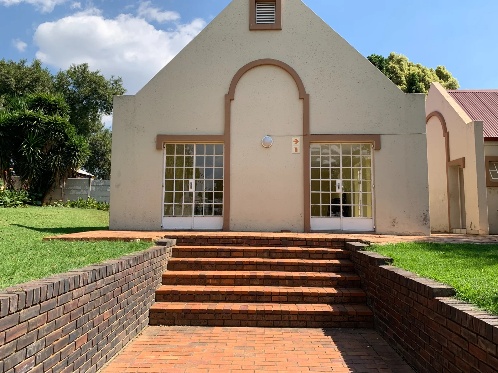 Spacious Corner Apartment in a Secure Complex – Ideal for Living or Investment