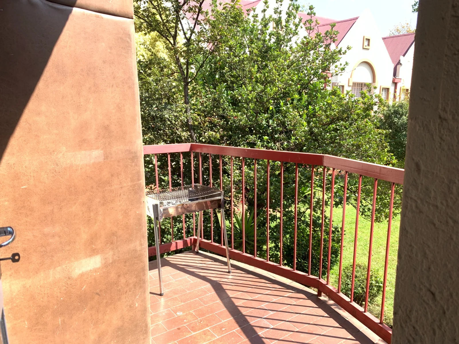 Spacious Corner Apartment in a Secure Complex – Ideal for Living or Investment