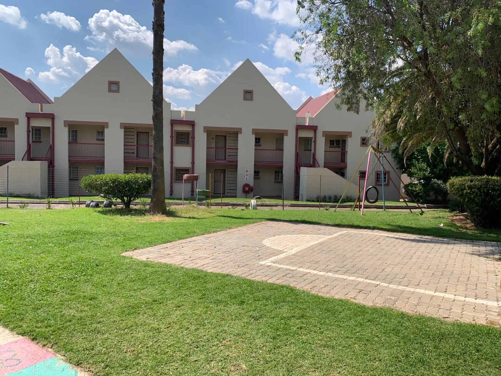 Spacious Corner Apartment in a Secure Complex – Ideal for Living or Investment