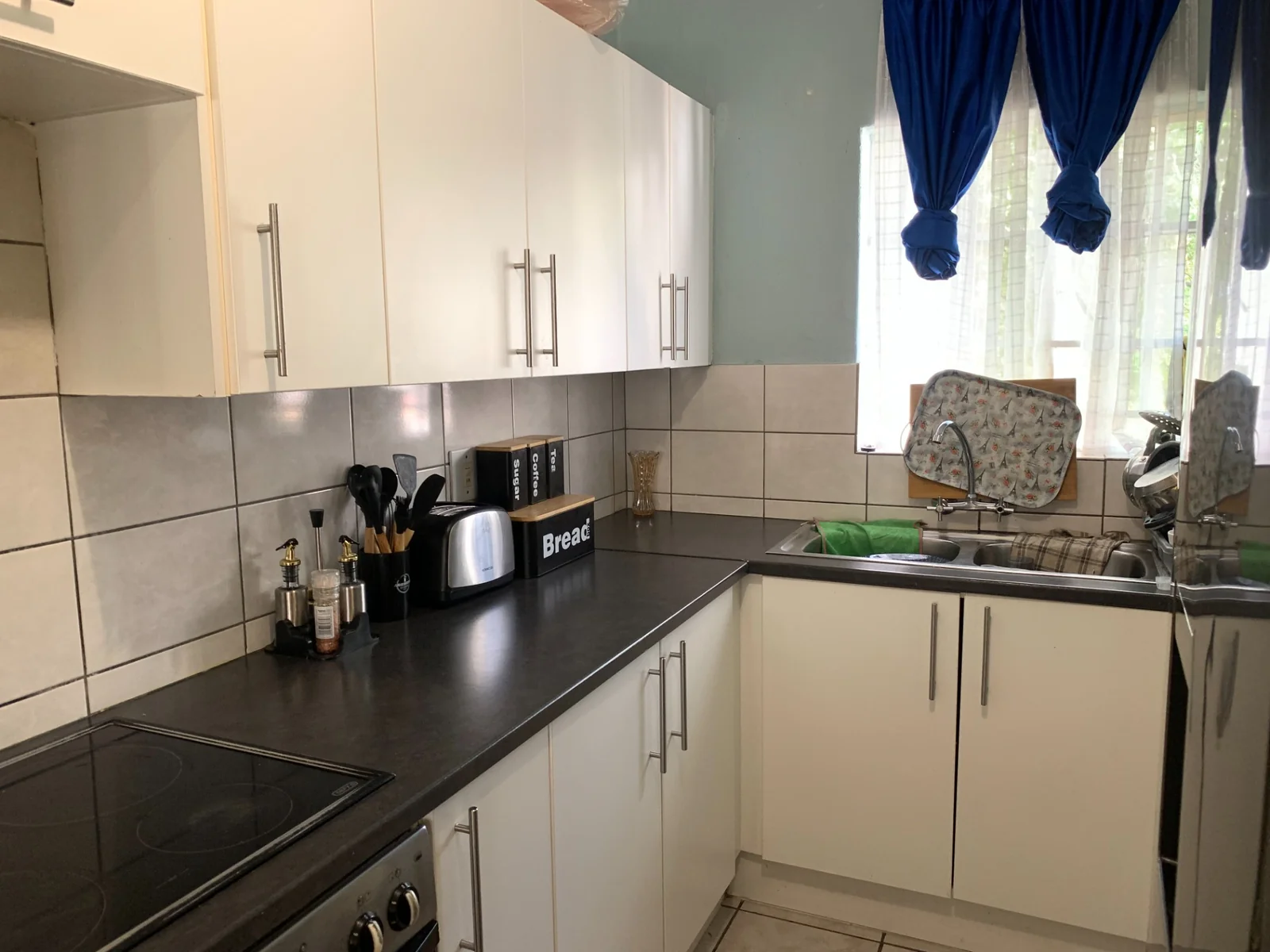 Spacious Corner Apartment in a Secure Complex – Ideal for Living or Investment