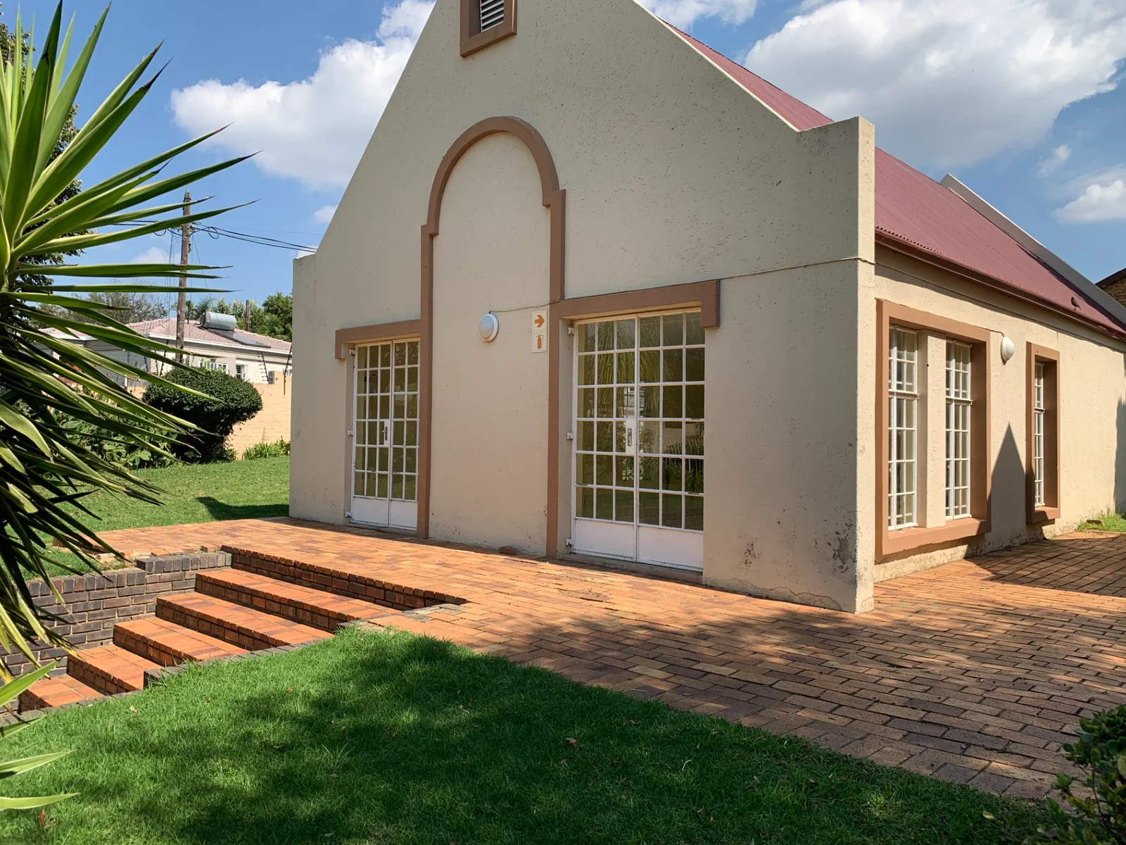 Spacious Corner Apartment in a Secure Complex – Ideal for Living or Investment