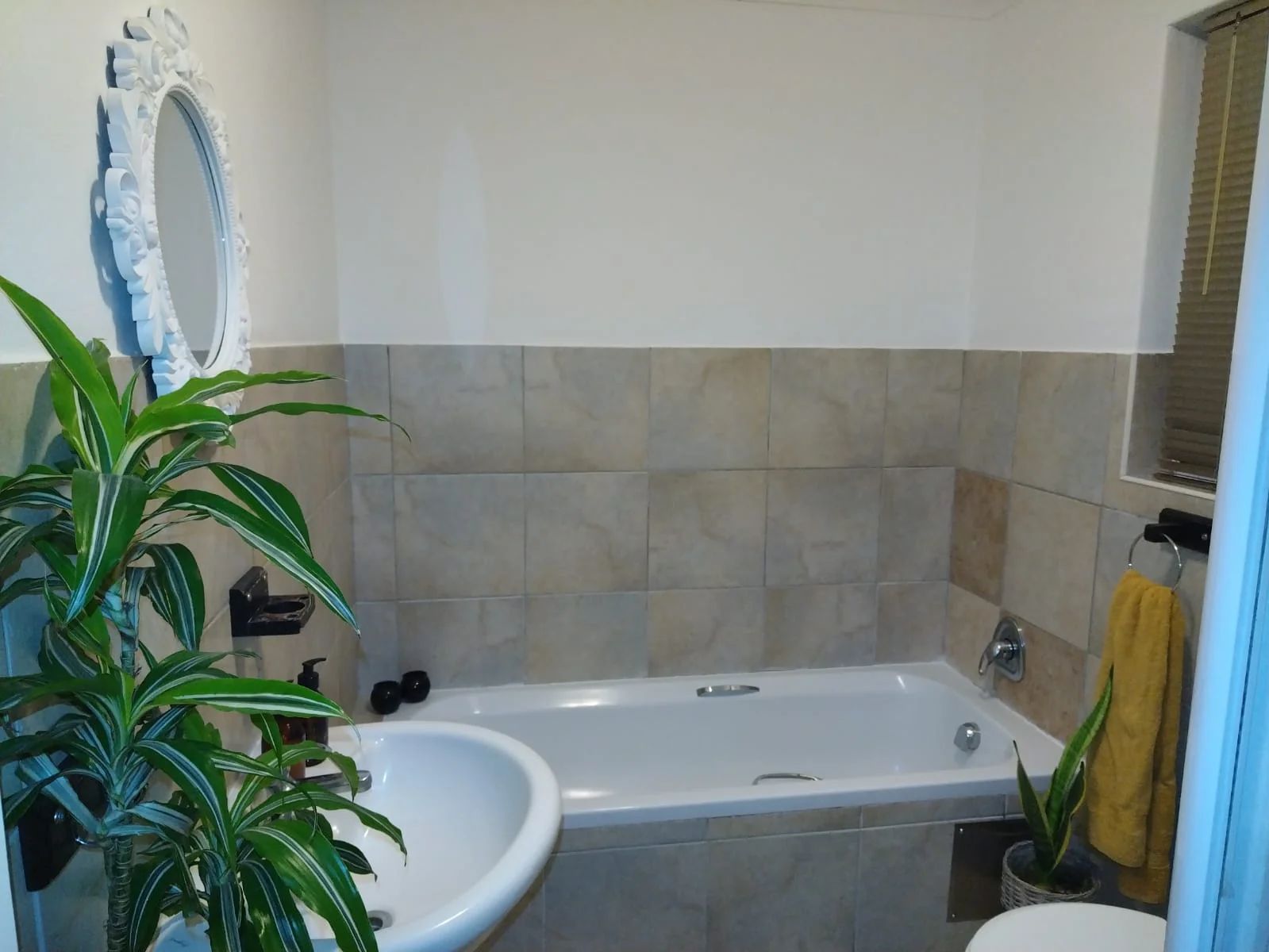 Neat 1 Bed unit for Sale - Walk to BEACH