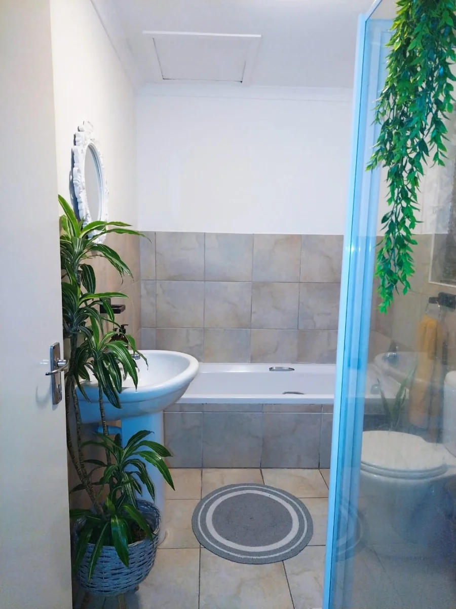 Neat 1 Bed unit for Sale - Walk to BEACH