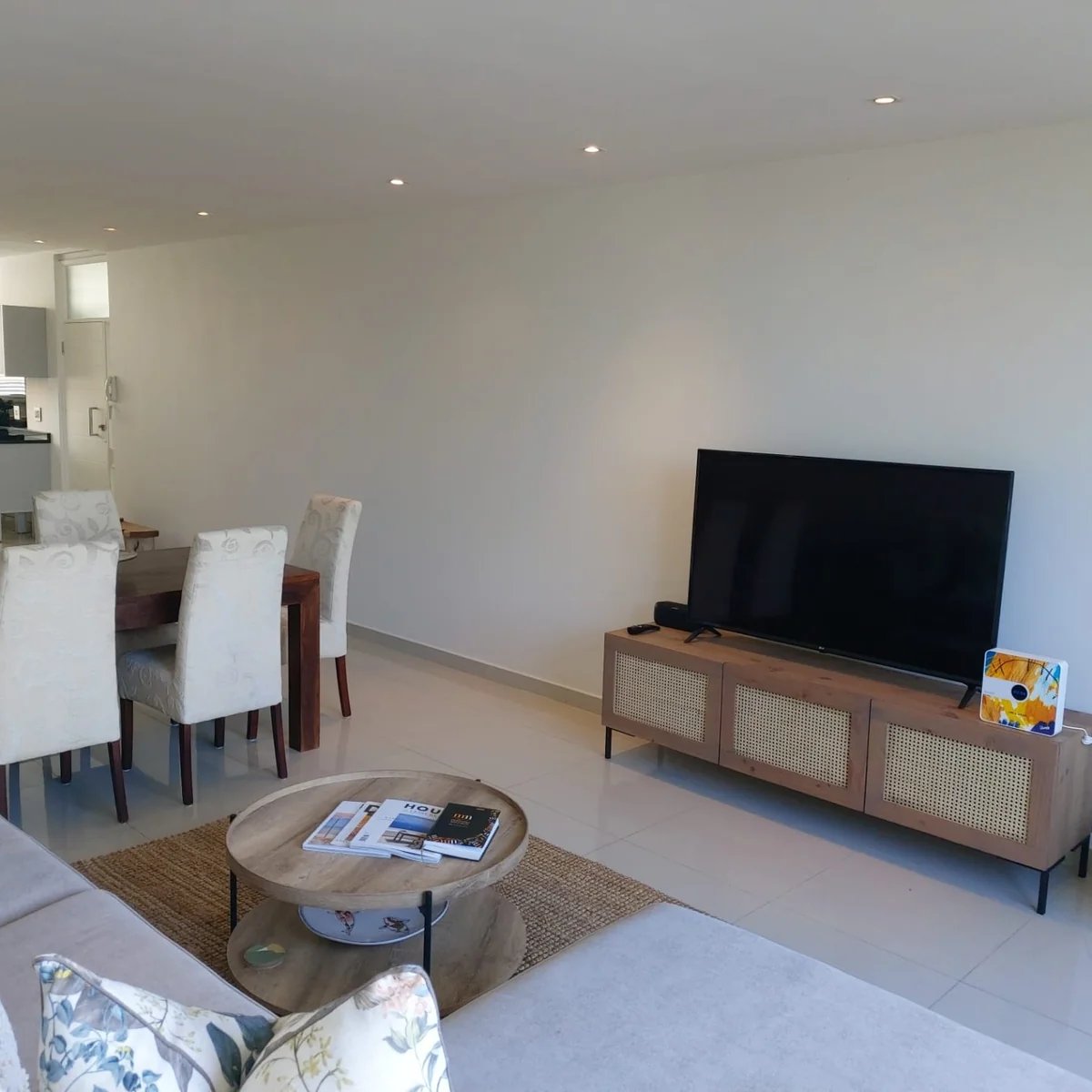 Fully Furnished 2 Bedroom Apartment / Flat to Rent in Milnerton Central