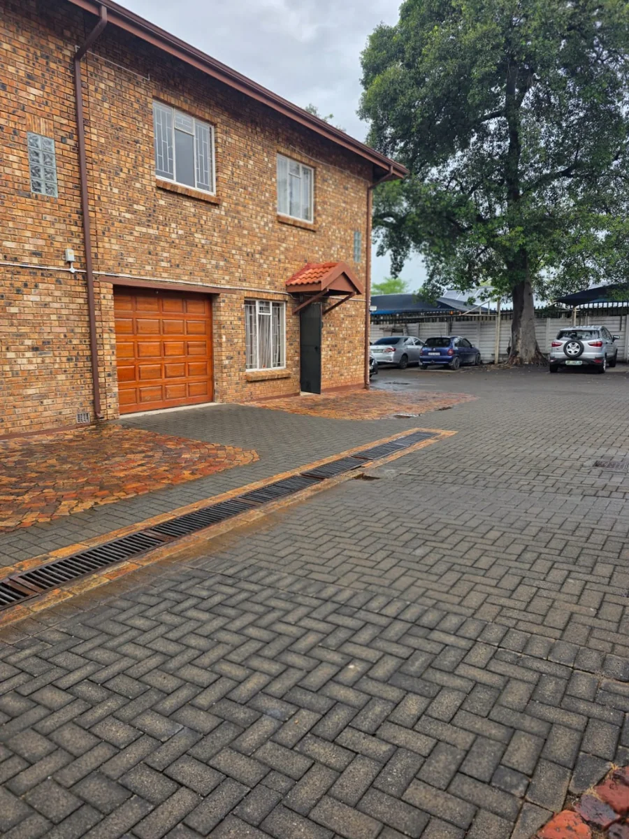 Sophisticated Urban Living: Stunning 3-Bedroom Duplex for Sale