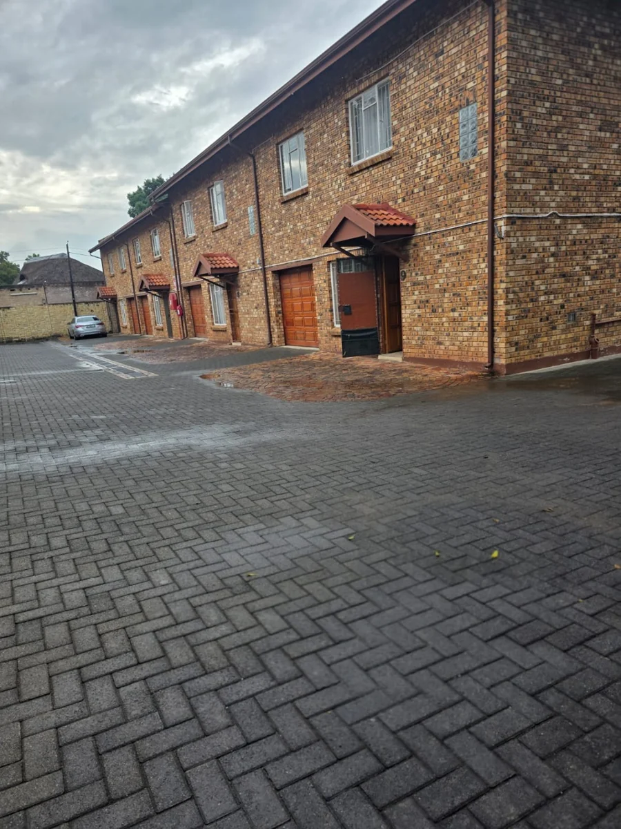 Sophisticated Urban Living: Stunning 3-Bedroom Duplex for Sale