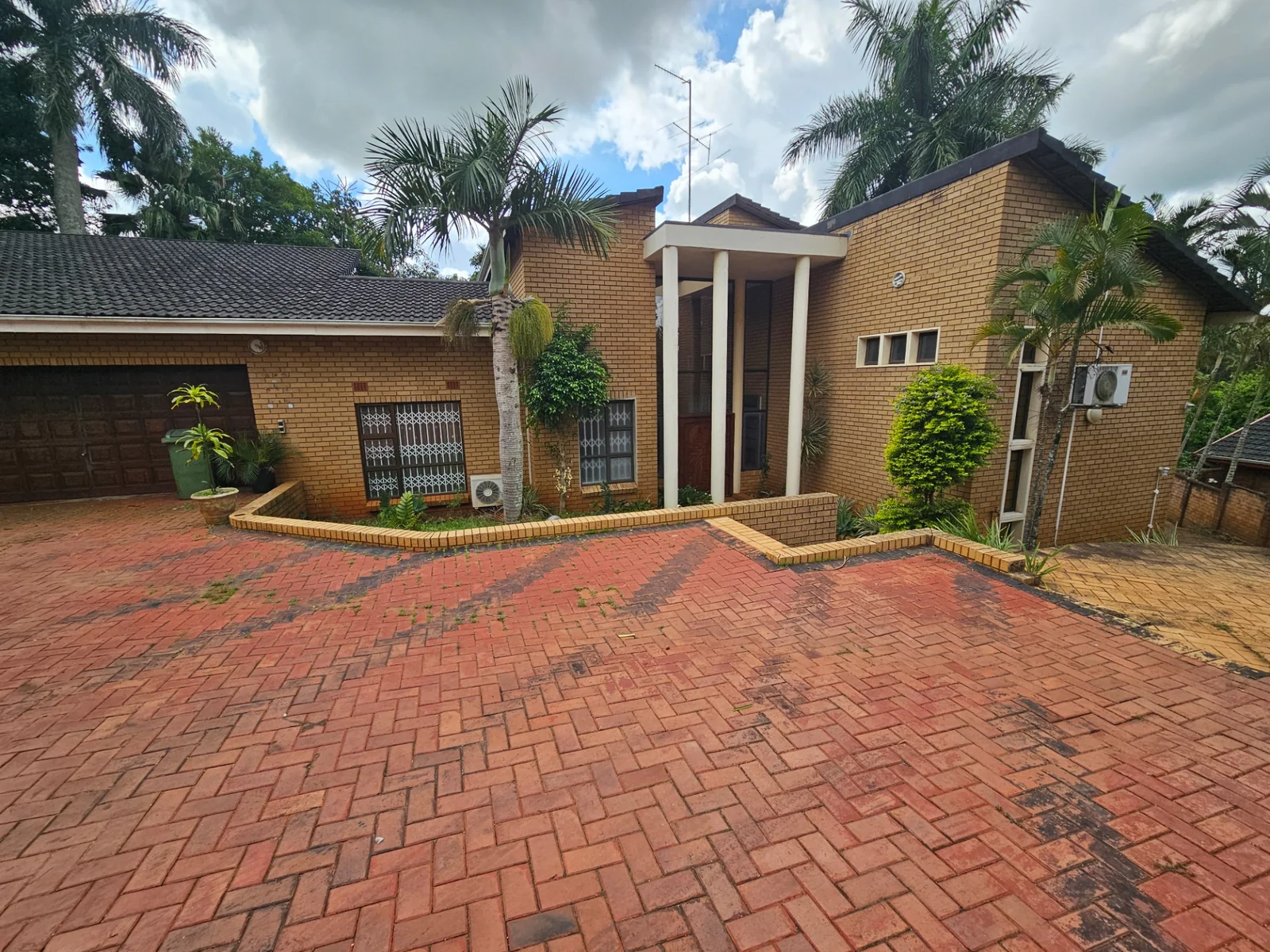 Spacious, well-situated 5 bedroomed home