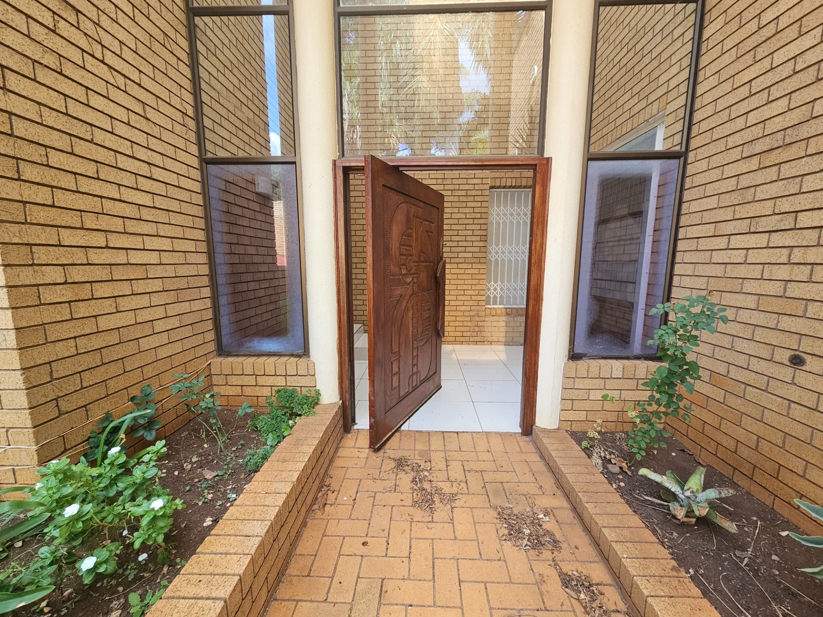 Spacious, well-situated 5 bedroomed home