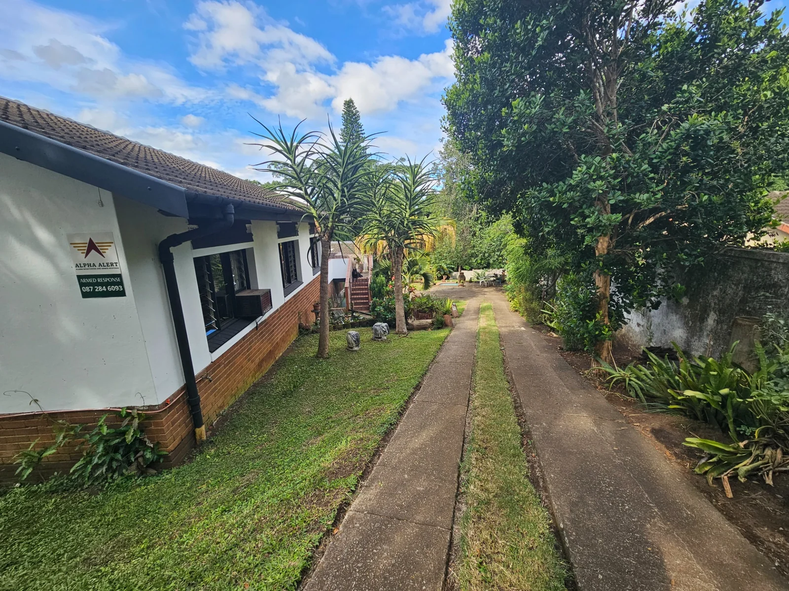 Comfortable 3 bedroom home with garden cottage