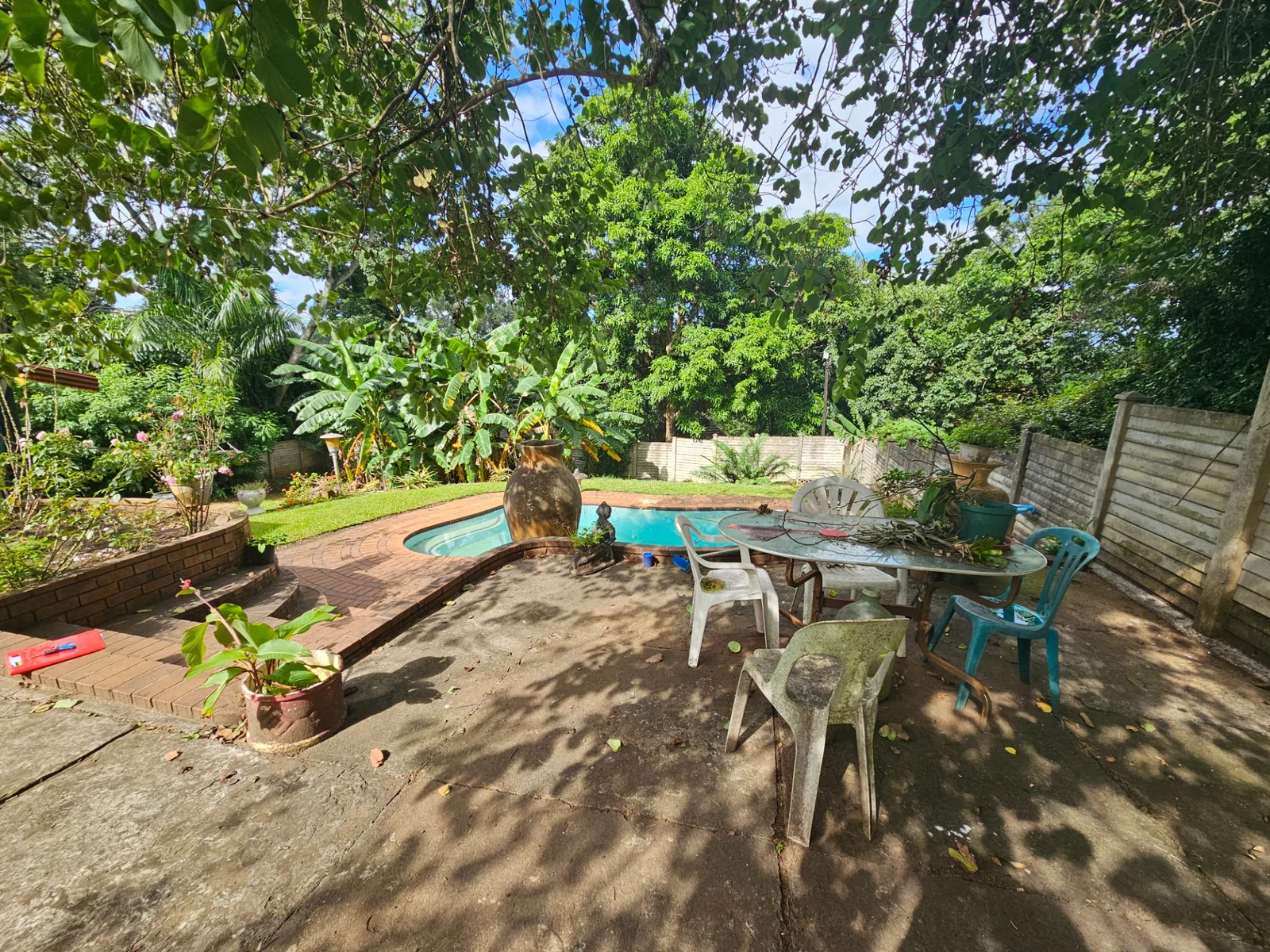 Comfortable 3 bedroom home with garden cottage