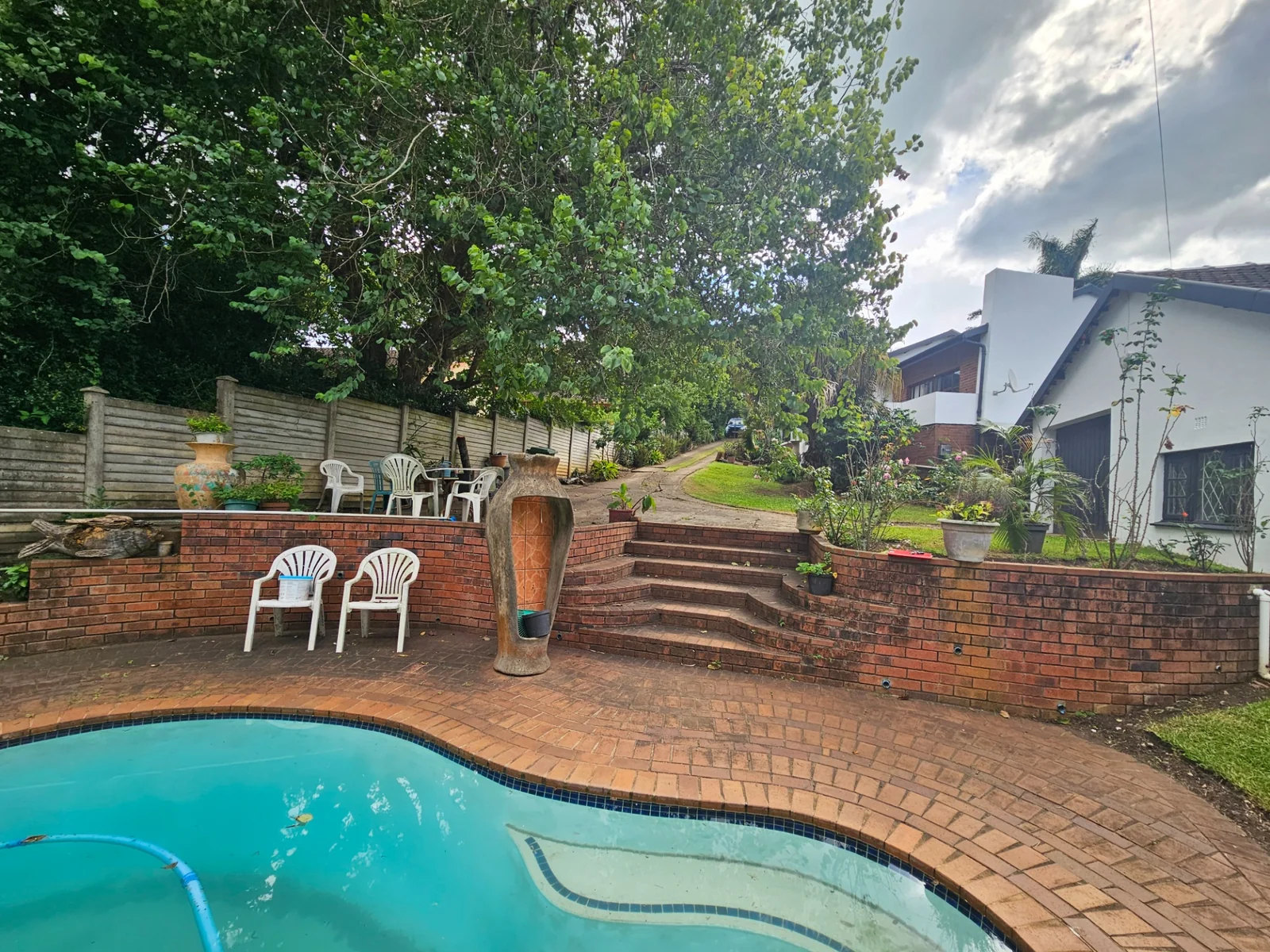 Comfortable 3 bedroom home with garden cottage