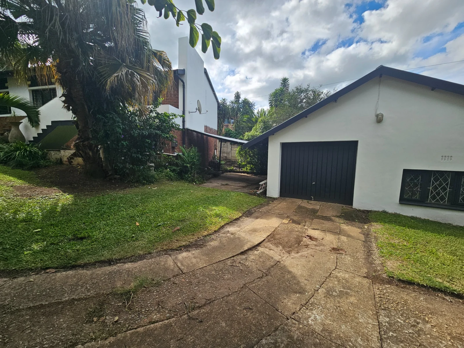 Comfortable 3 bedroom home with garden cottage