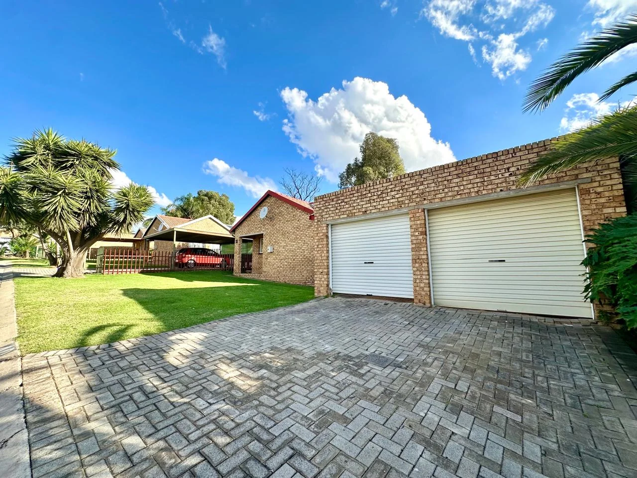 SECURE YOUR PEACE, ENJOY YOUR SPACE – EFFORTLESS LIVING WITH A GARDEN TO MATCH