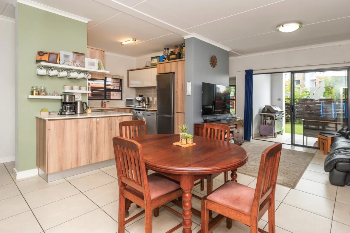 Beautiful modern group floor apartment in the Reids, Linbro Park