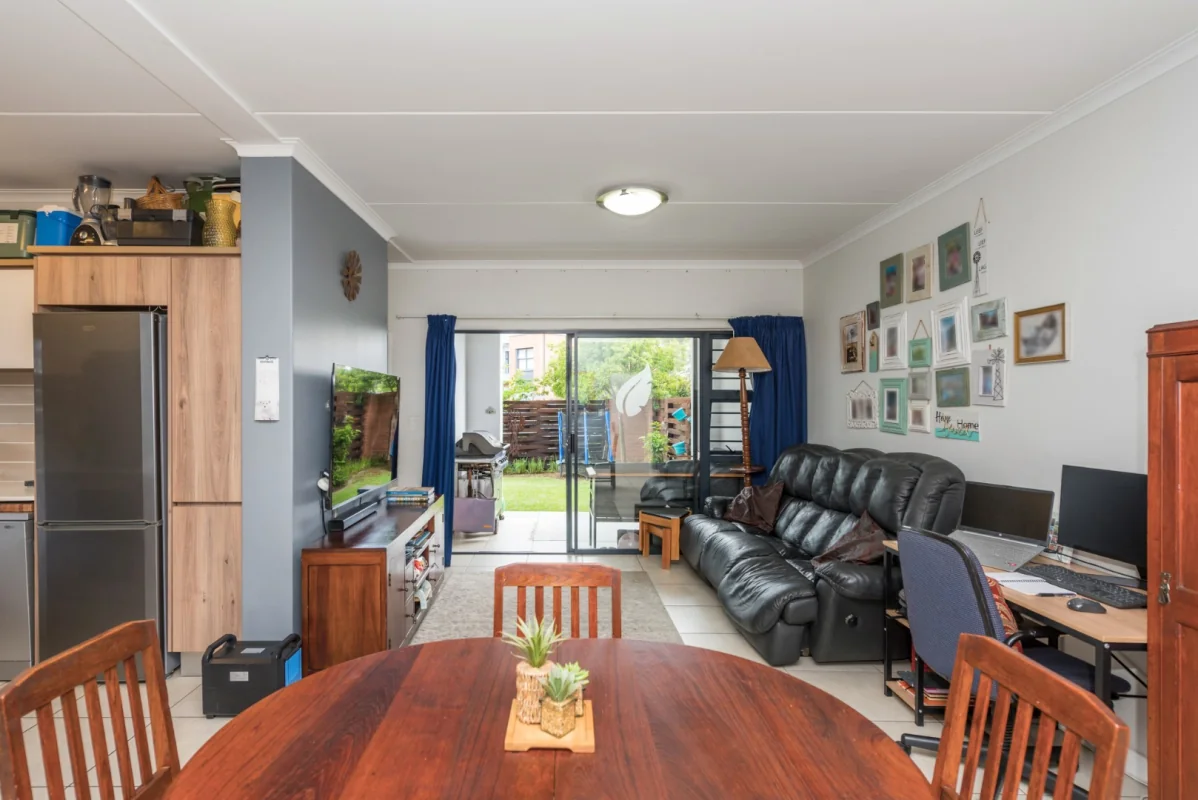 Beautiful modern group floor apartment in the Reids, Linbro Park