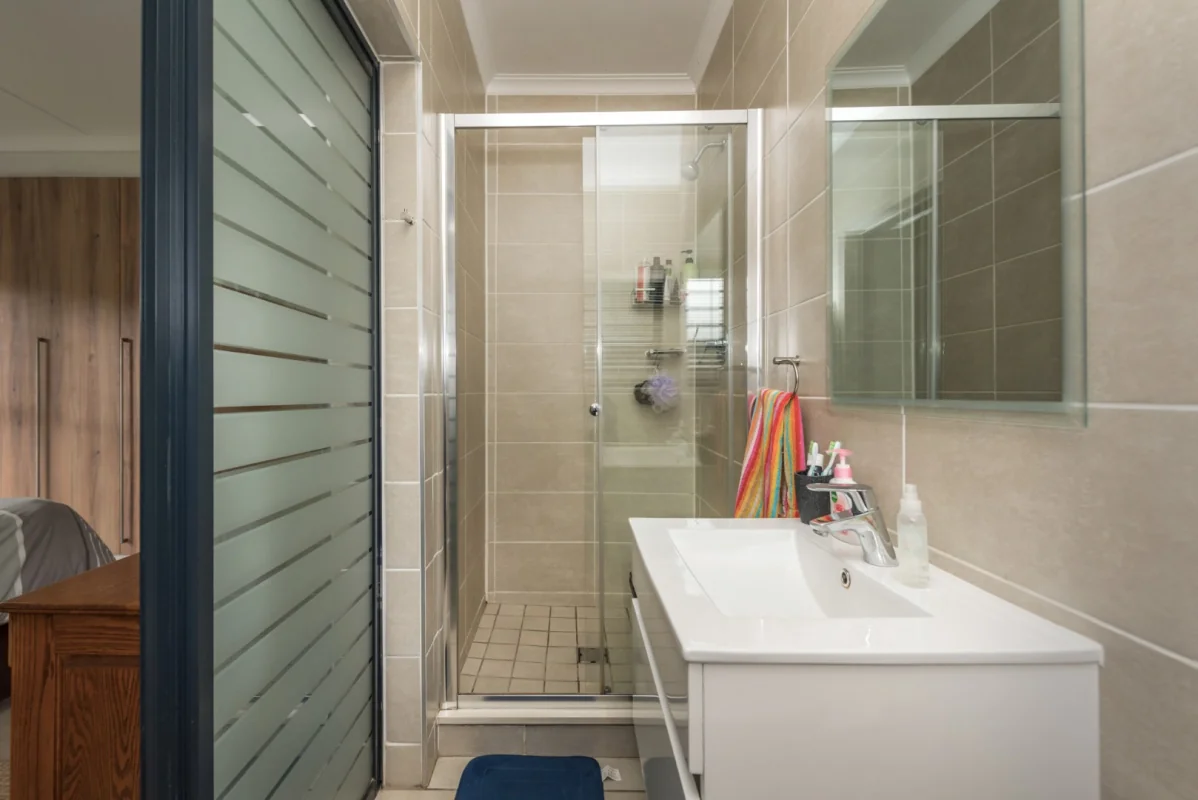 Beautiful modern group floor apartment in the Reids, Linbro Park