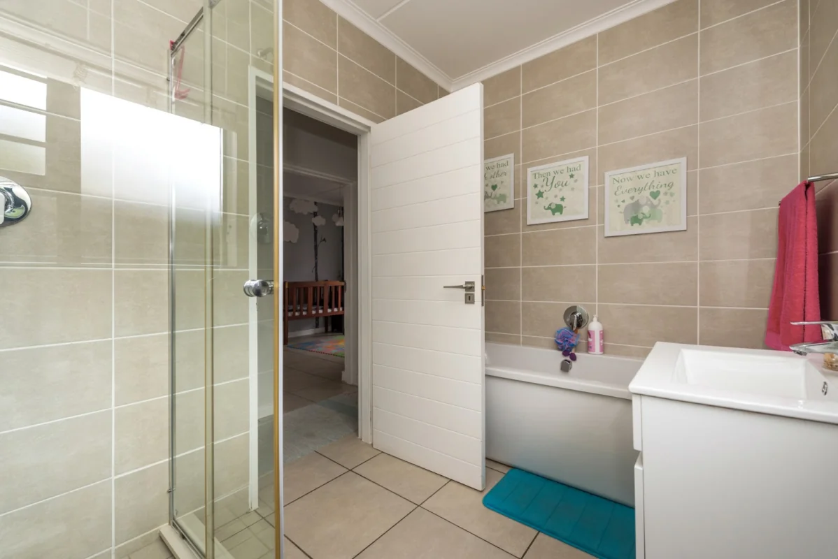 Beautiful modern group floor apartment in the Reids, Linbro Park