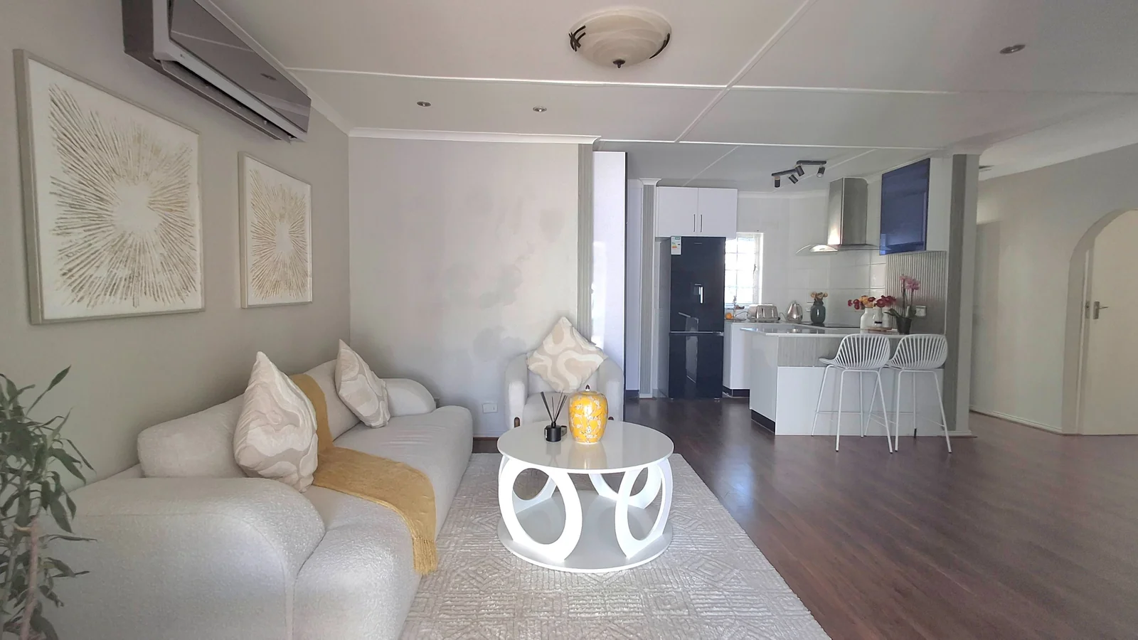 Modern, Secure & Immaculate 2-Bedroom Simplex in Meer en See