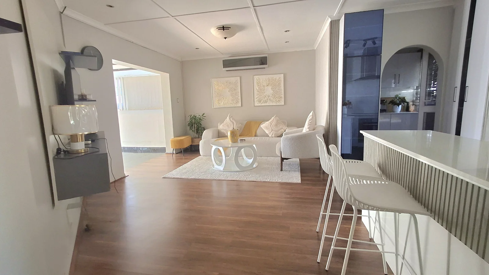 Modern, Secure & Immaculate 2-Bedroom Simplex in Meer en See