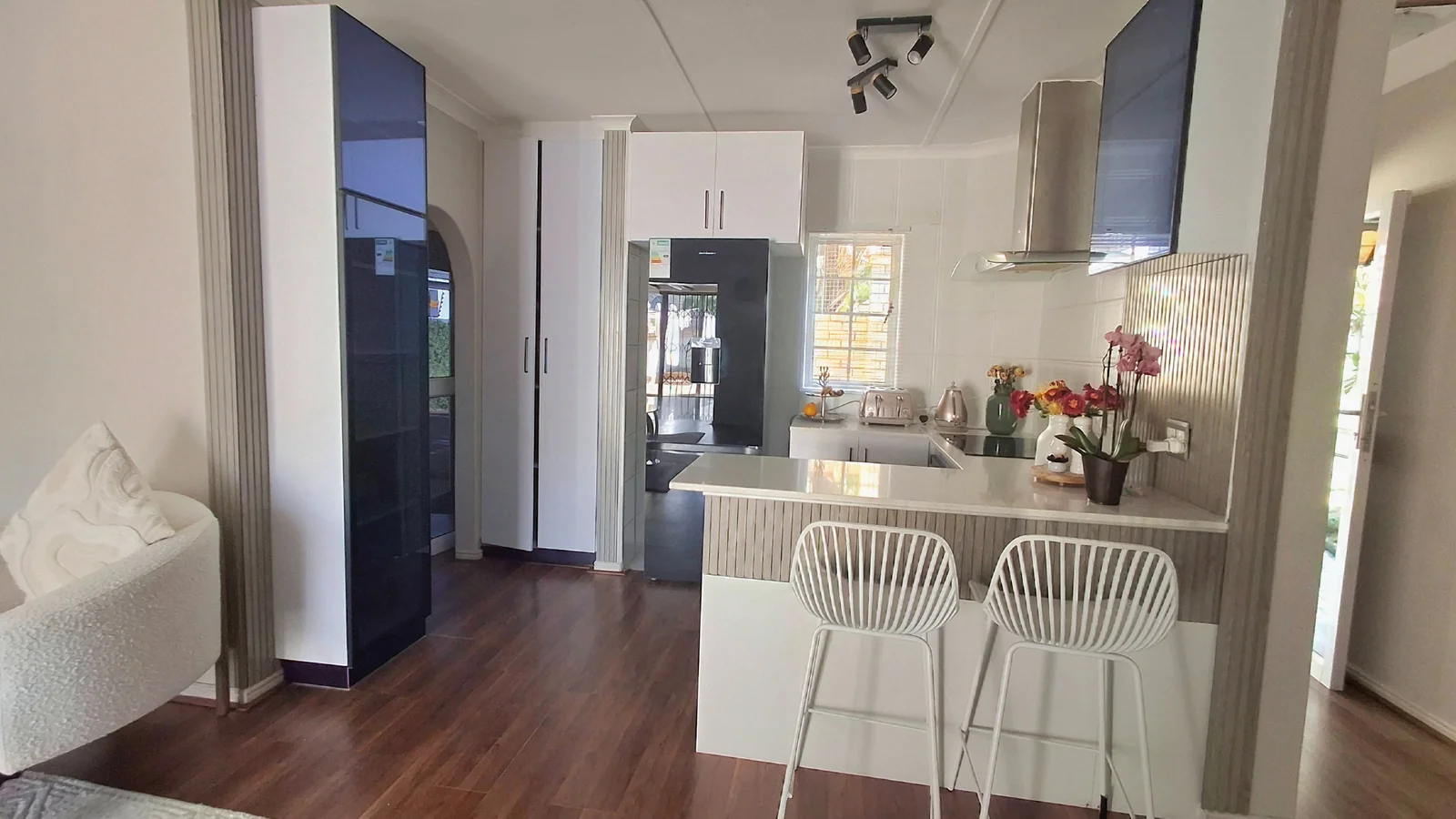 Modern, Secure & Immaculate 2-Bedroom Simplex in Meer en See