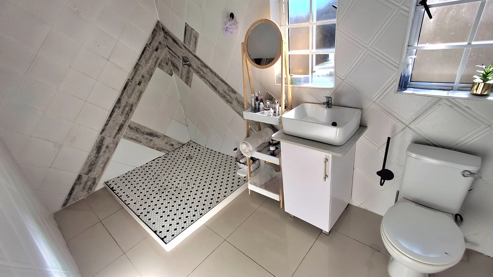 Modern, Secure & Immaculate 2-Bedroom Simplex in Meer en See