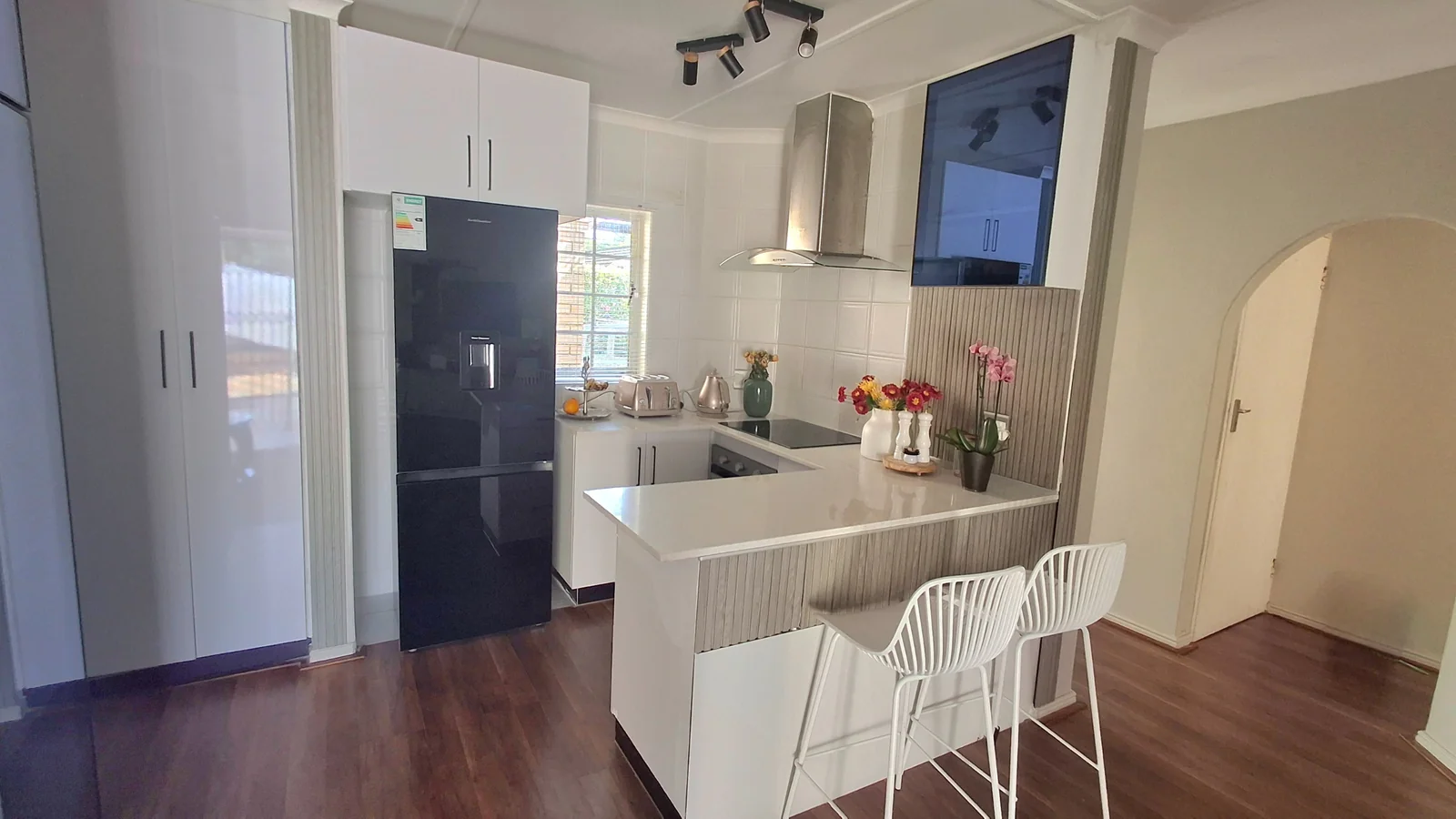 Modern, Secure & Immaculate 2-Bedroom Simplex in Meer en See