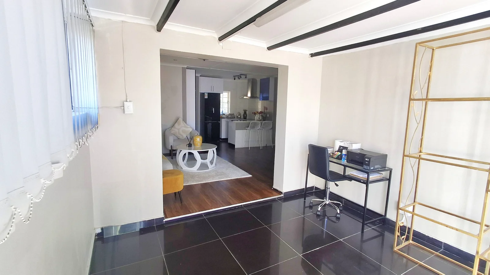 Modern, Secure & Immaculate 2-Bedroom Simplex in Meer en See