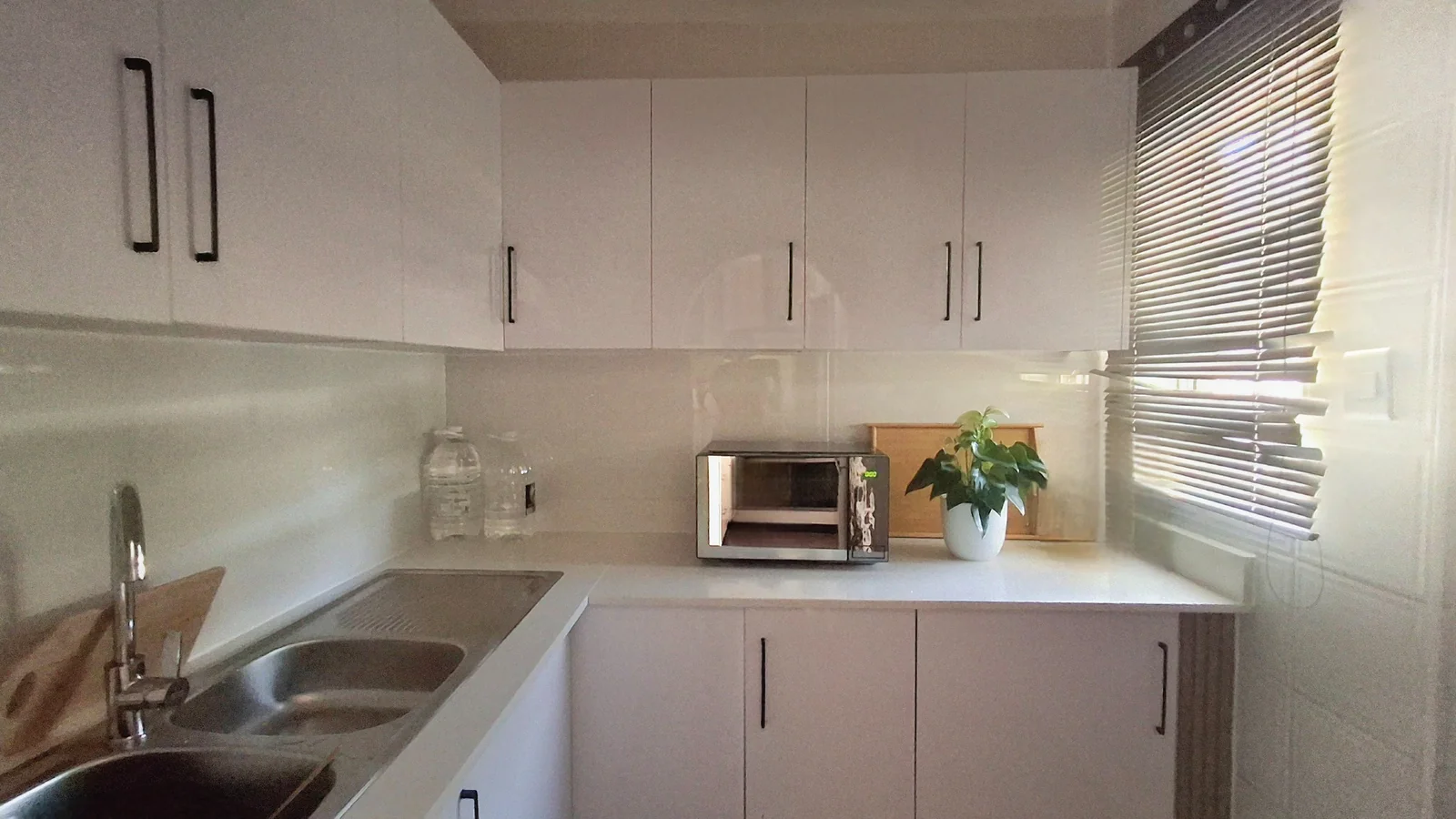 Modern, Secure & Immaculate 2-Bedroom Simplex in Meer en See