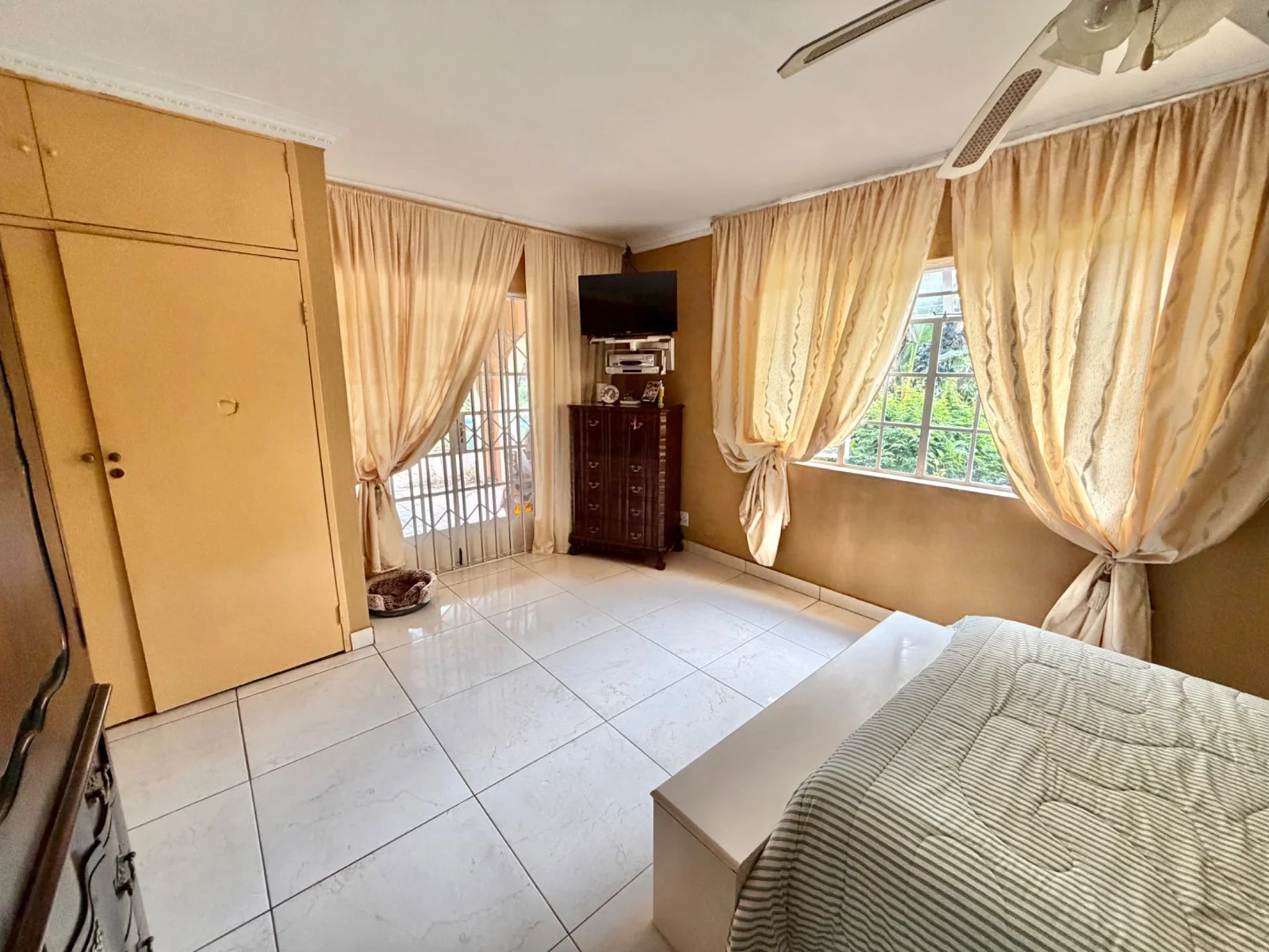 Investment Property in Glen Austin, Midrand – 1 Hectare Income-Generating Multi-Let Asset with Cottages & Massive Development Potential
