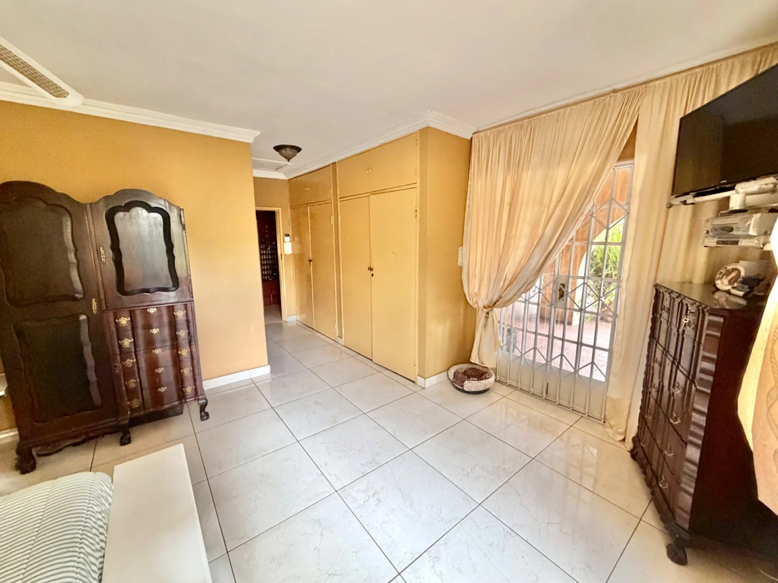 Investment Property in Glen Austin, Midrand – 1 Hectare Income-Generating Multi-Let Asset with Cottages & Massive Development Potential