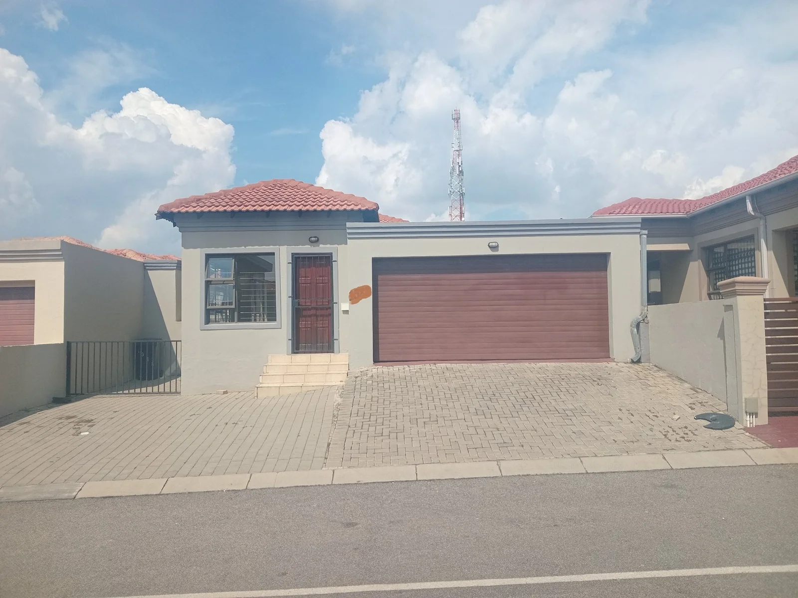 A lovely 3 bed, 2 bath house in Sagewood, Midrand.