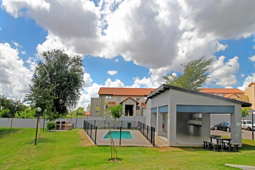 2 Bedroom Apartment To Let | Walking Distance to Vodaworld & Gautrain Bus Route