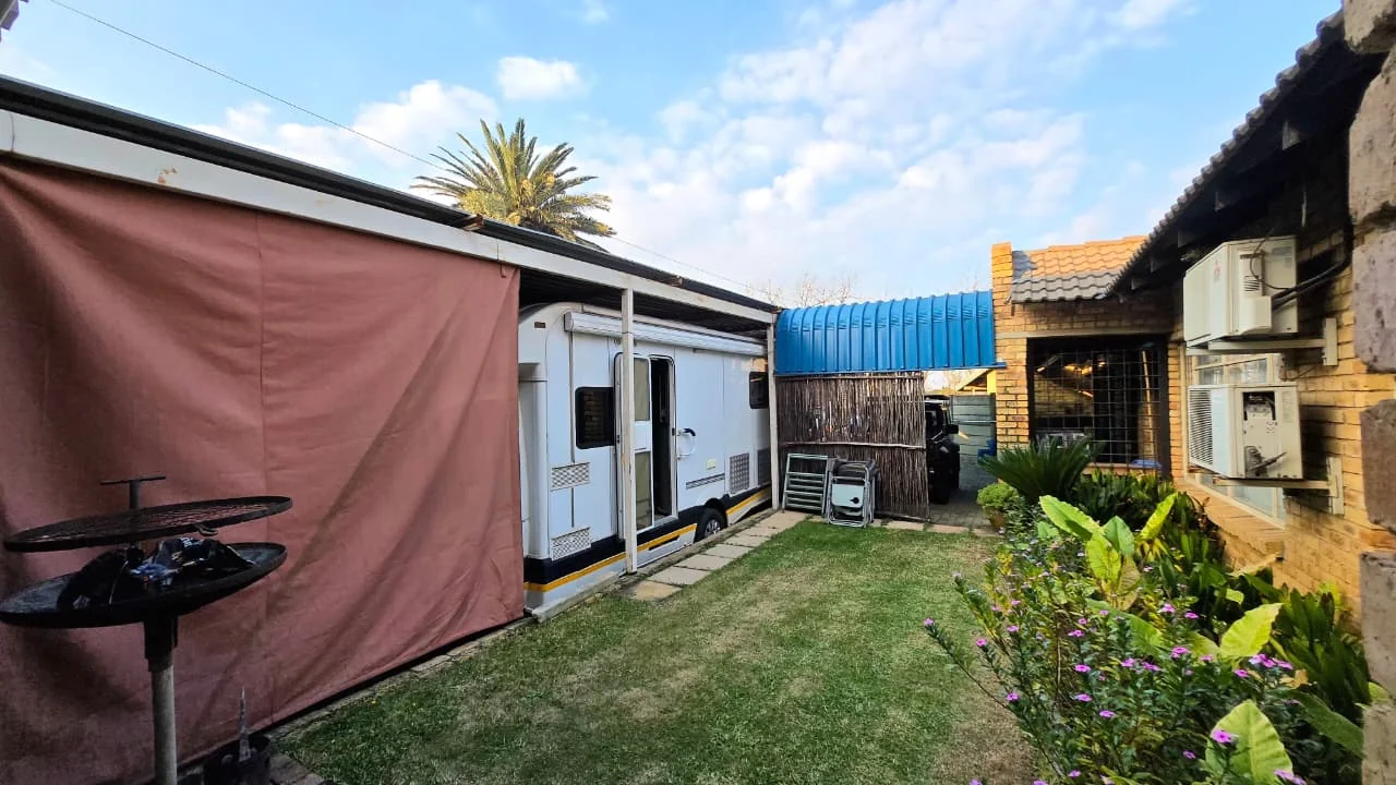 Spacious 3 Bedroom Family Home in Edleen with a Built-in Bar, Fireplace, Beautiful Garden and Ample Parking, Perfect for Comfortable Family Living.