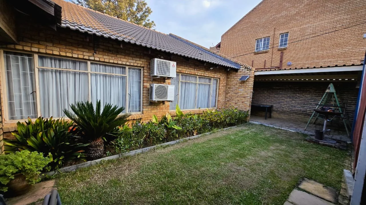 Spacious 3 Bedroom Family Home in Edleen with a Built-in Bar, Fireplace, Beautiful Garden and Ample Parking, Perfect for Comfortable Family Living.