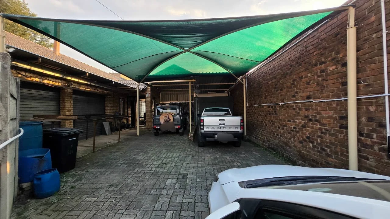Spacious 3 Bedroom Family Home in Edleen with a Built-in Bar, Fireplace, Beautiful Garden and Ample Parking, Perfect for Comfortable Family Living.