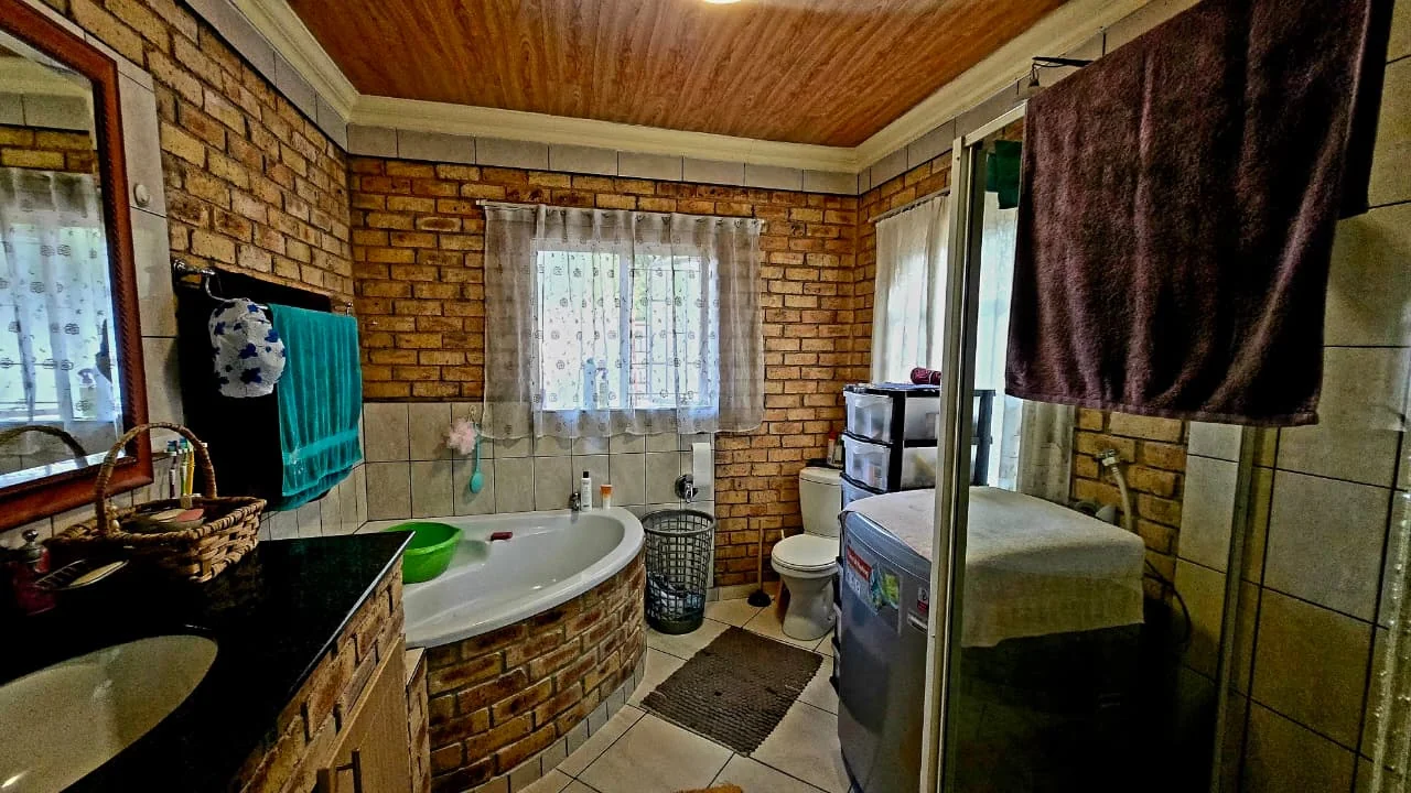 Spacious 3 Bedroom Family Home in Edleen with a Built-in Bar, Fireplace, Beautiful Garden and Ample Parking, Perfect for Comfortable Family Living.