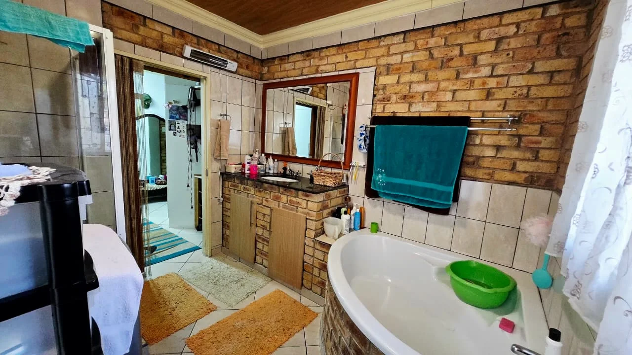 Spacious 3 Bedroom Family Home in Edleen with a Built-in Bar, Fireplace, Beautiful Garden and Ample Parking, Perfect for Comfortable Family Living.