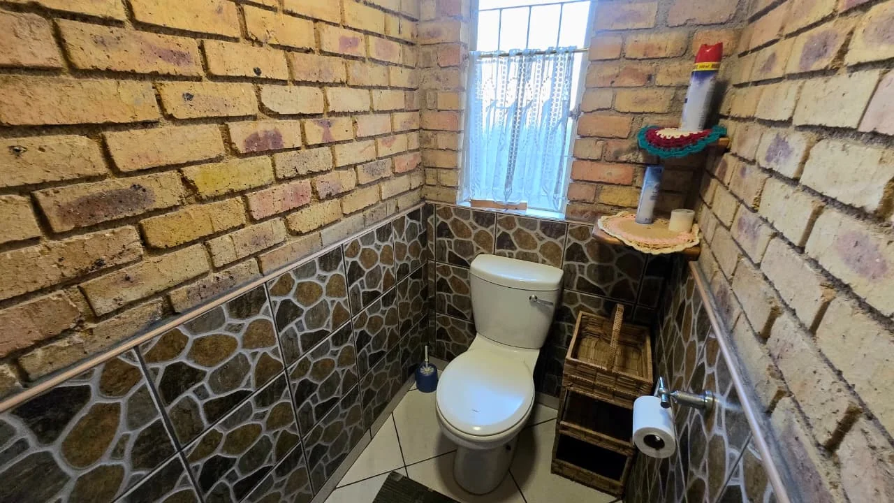 Spacious 3 Bedroom Family Home in Edleen with a Built-in Bar, Fireplace, Beautiful Garden and Ample Parking, Perfect for Comfortable Family Living.